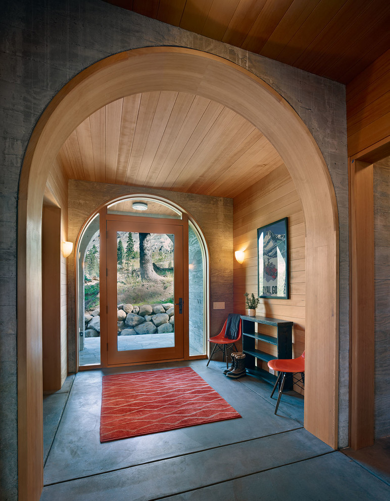 Стеклянная входная дверь в деревянной арке