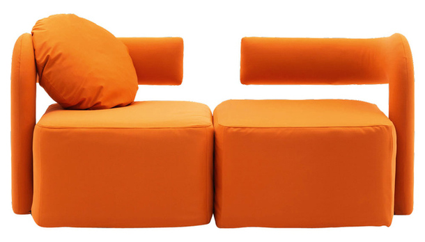Яркий оранжевый диван