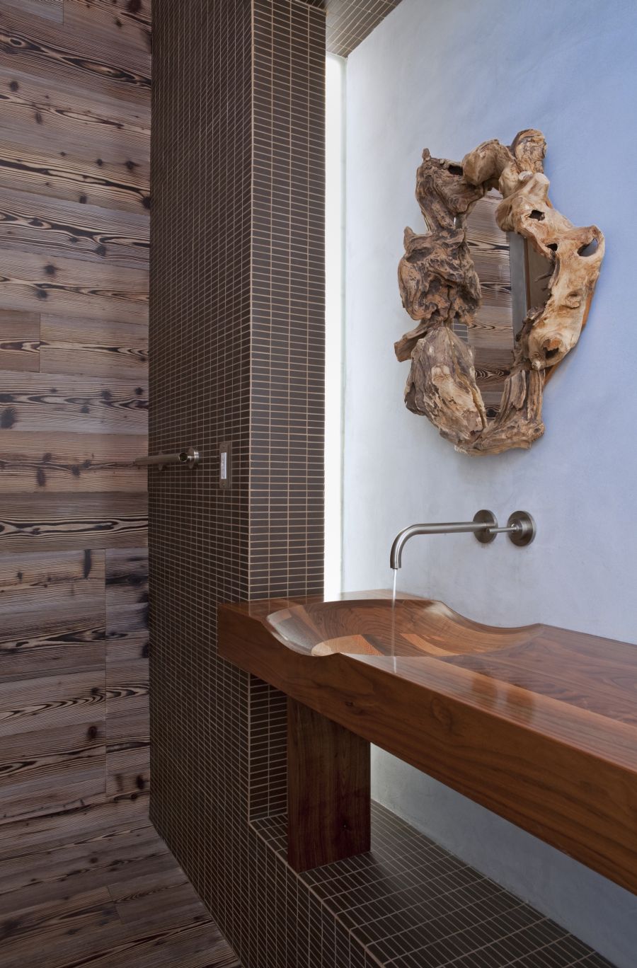 Зеркало в деревянной коре в ванной