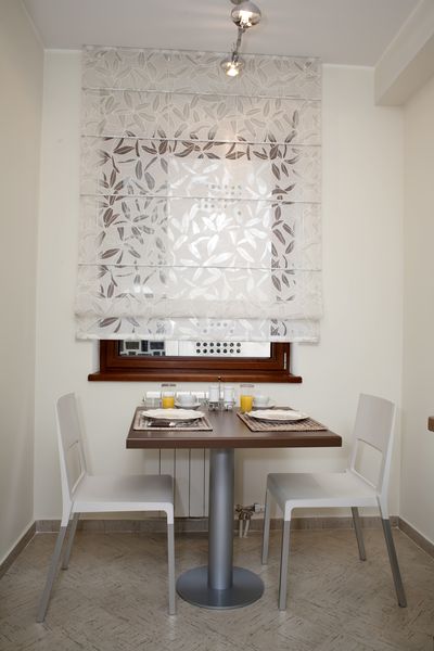 obedennyj-stol-dlya-malenkoj-kuxni-13