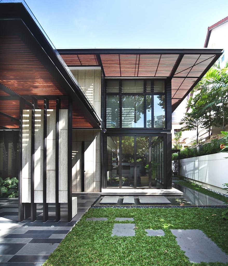 Гостиная деревянного дома на холме в Сингапуре