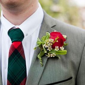 red-green-and-white-winter-wedding-31