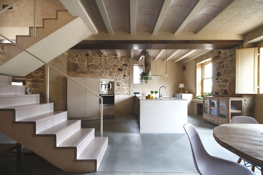 Кухня жилого дома Rehabilitation House в Испании