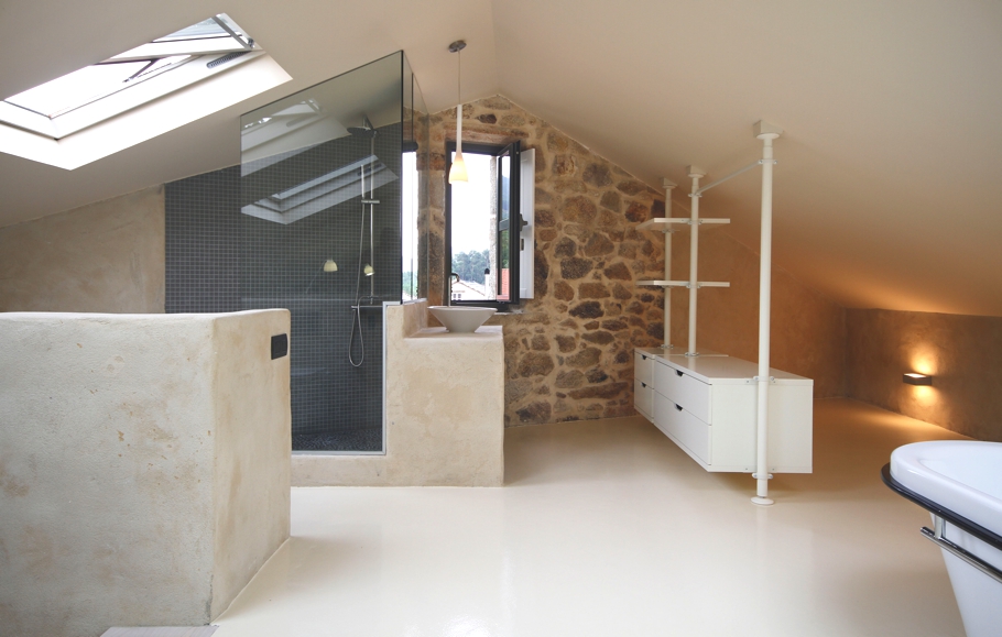 Ванная жилого дома Rehabilitation House в Испании