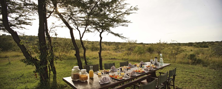 Сервированный стол в саванне Кении