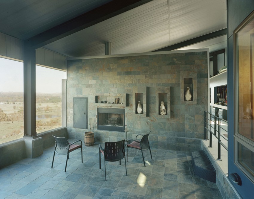 Зона комфорта у камина великолепного дома Round Mountain House в США