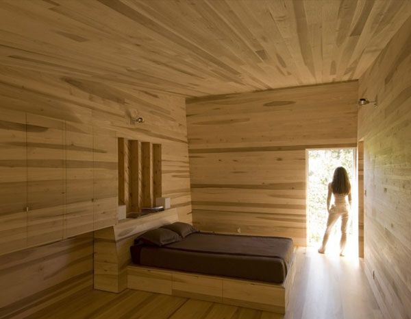 Коричневая постель в спальне с деревянной отделкой