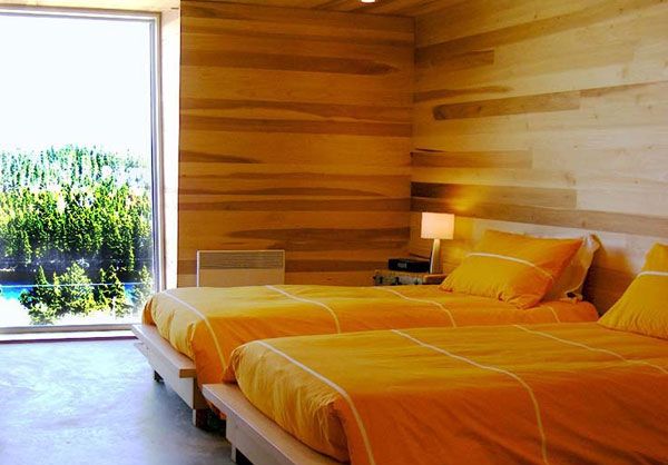Оранжевая постель в видовой спальне