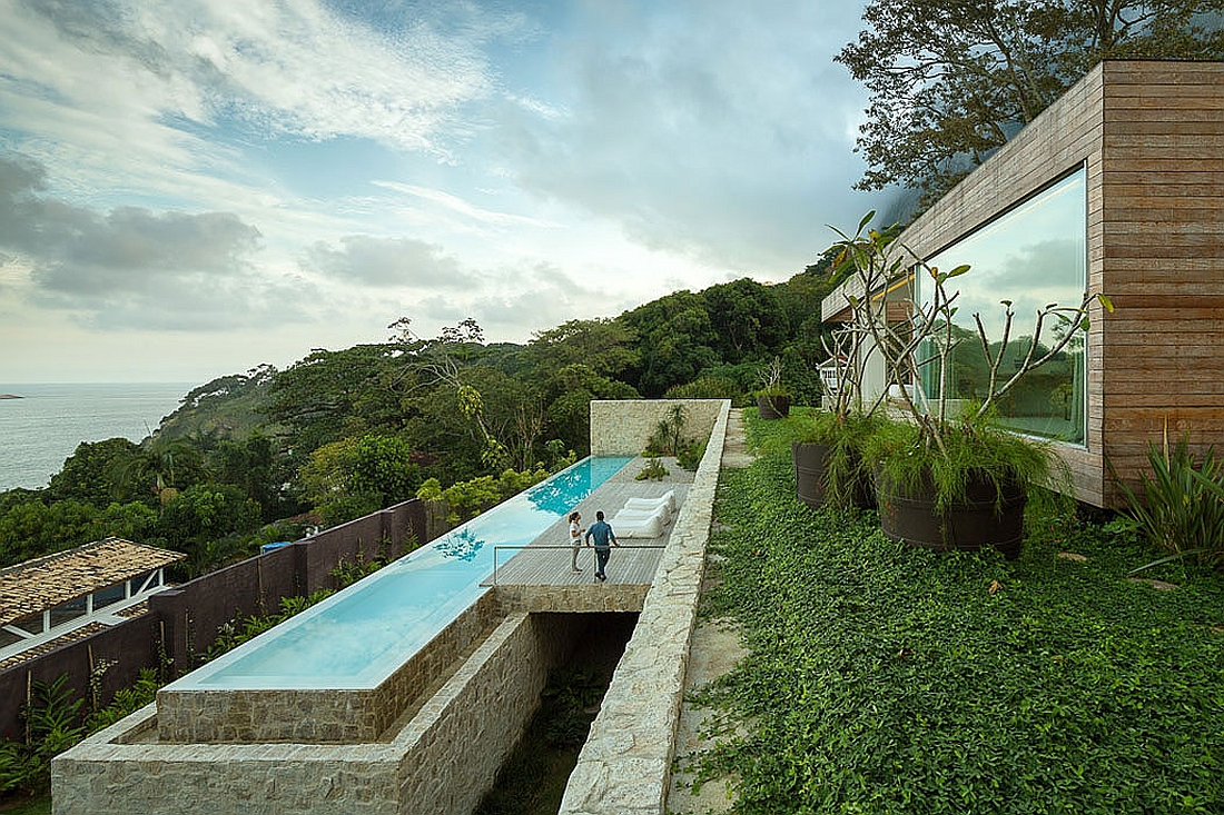 Видовой бассейн загородного дома в Бразилии