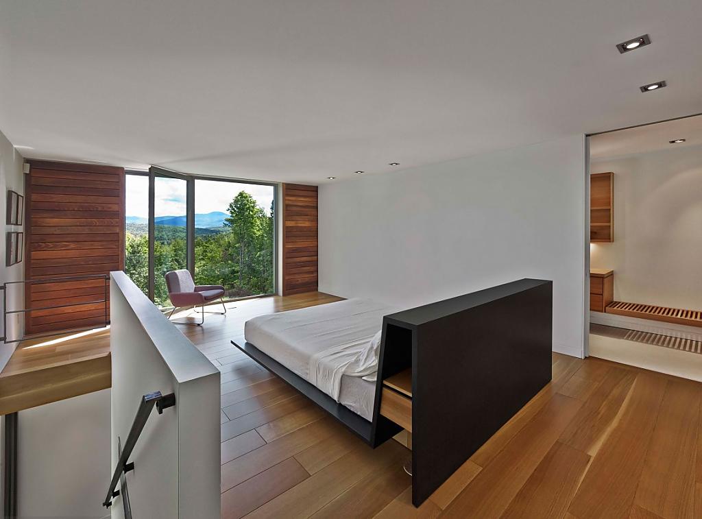 Видовая спальня с большим панорамным окном
