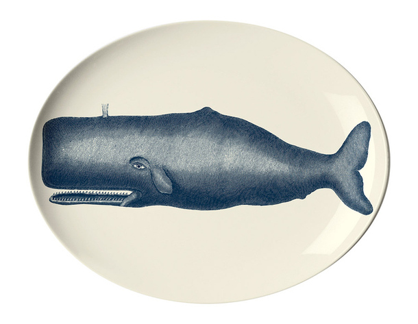 Фарфоровое изображение кита на большой тарелке