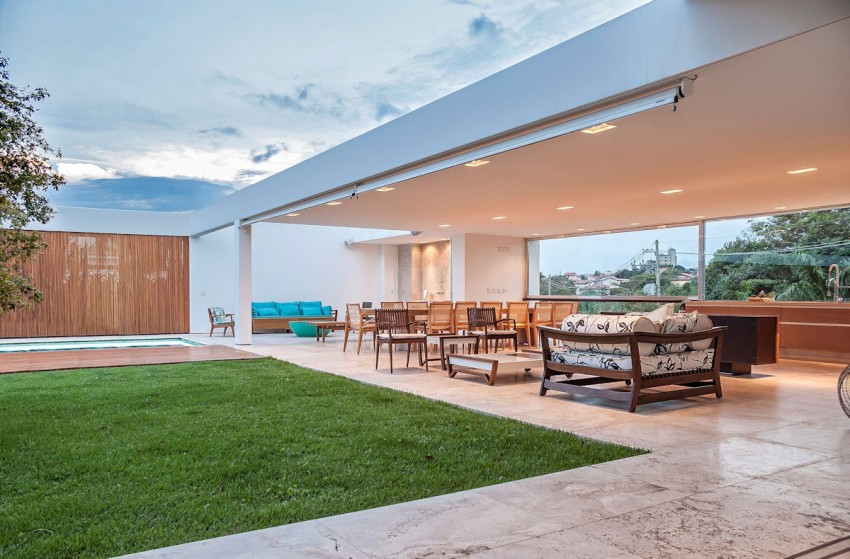 Терраса современного дома в Бразилии