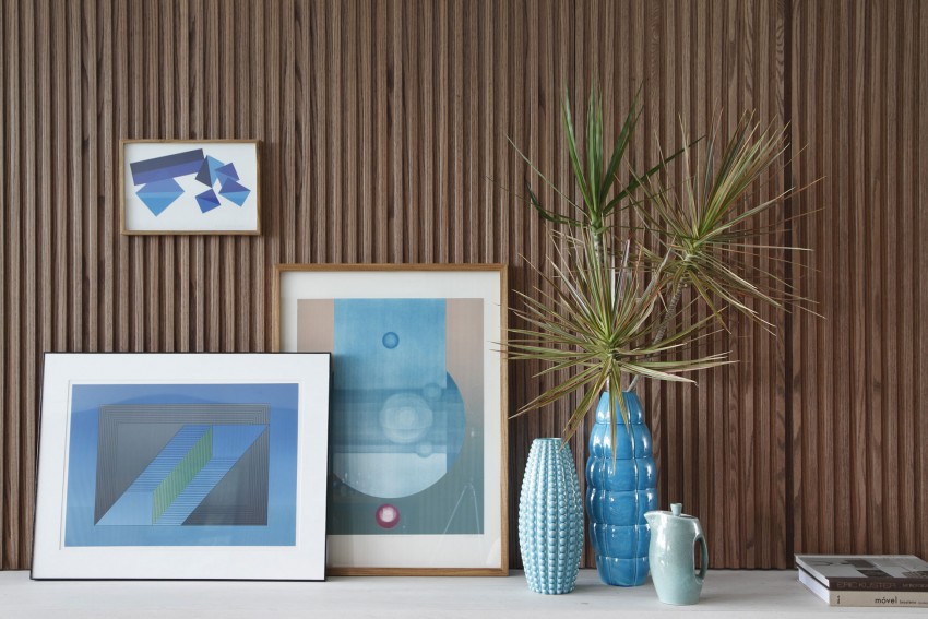 Картины и вазы в гостиной в бежево-синих тонах