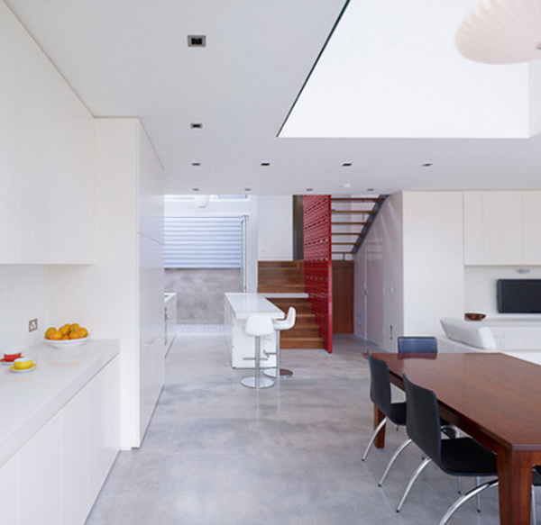 Белый кухонный гарнитур в коттедже в Сиднее