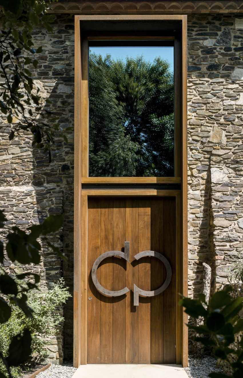 Входная дверь загородного дома в Испании