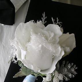 winter-wedding-boutonnieres-04