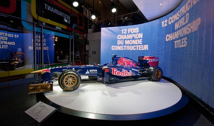 renault-showroom-paris-02