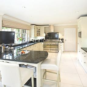 delightful-lake-house-england-05