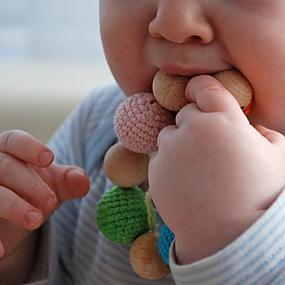 cute-and-eco-friendly-teething-toy-by-nihama-03