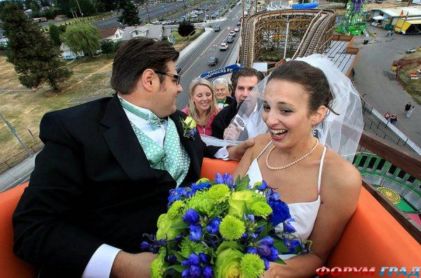 свадьба в парке аттракционов