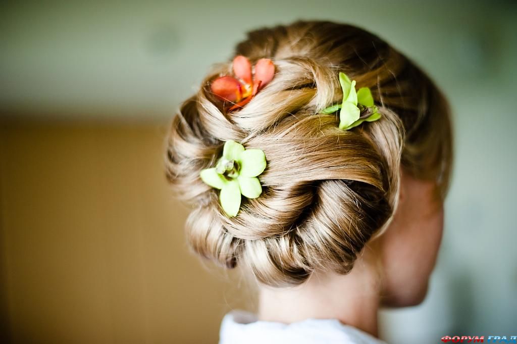 beach-wedding-classic-bridal-updo-chignon-wedding-flowers-tropical