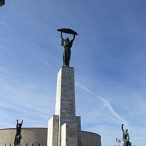 памятник свободы в будапеште