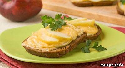 бутерброд с сыром и яблоком