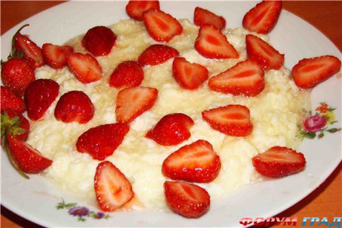 risovaja kasha s klubnikoj