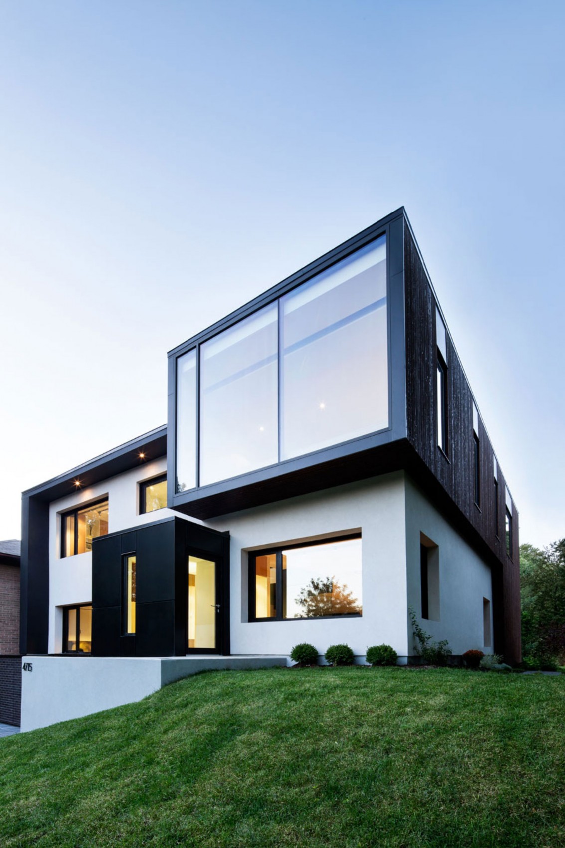 Просторный дом Connaught Residence от naturehumaine, Монреаль