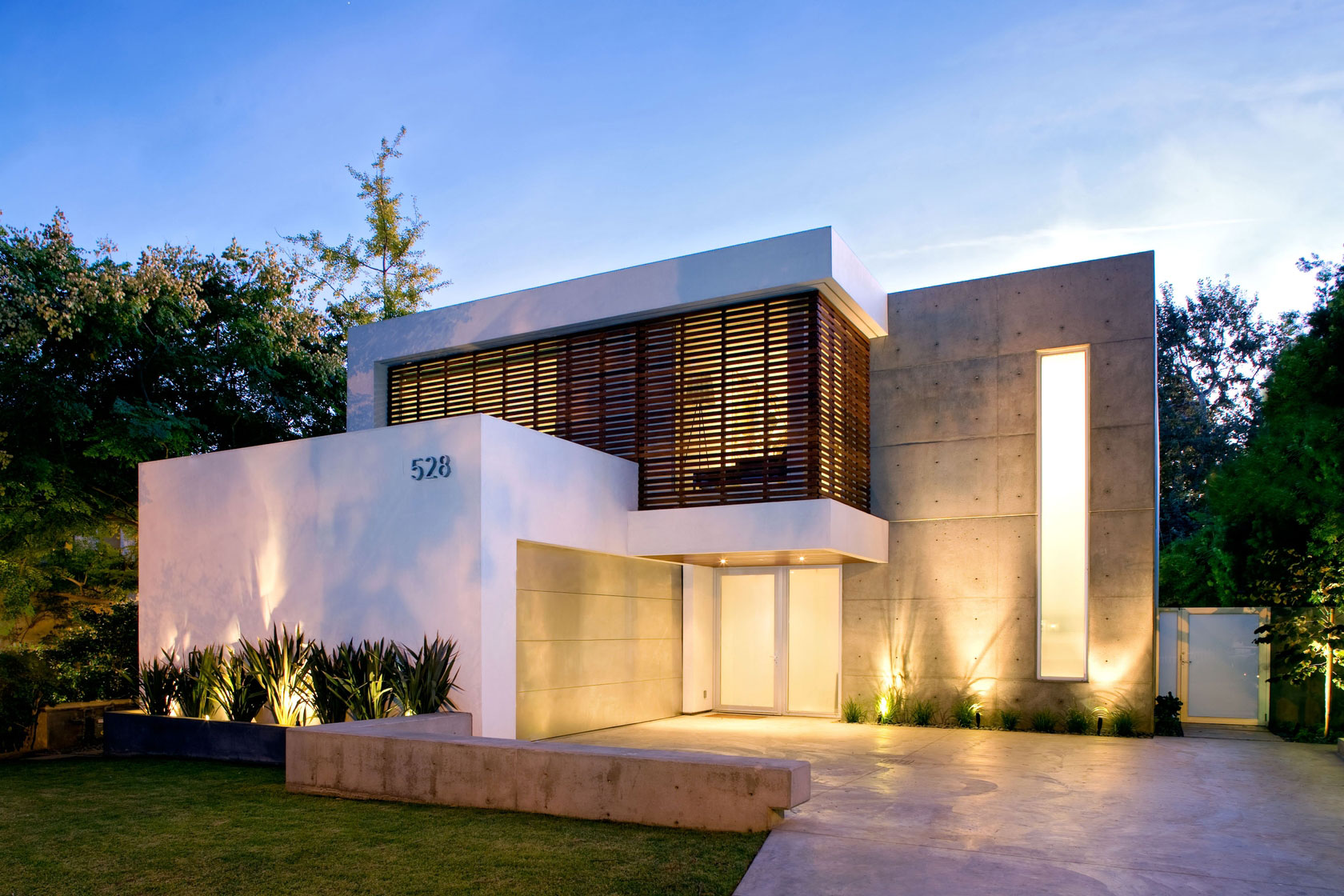 Интерьер современного особняка с бассейном от Steven Kent Architect, Санта-Моника, Калифорния