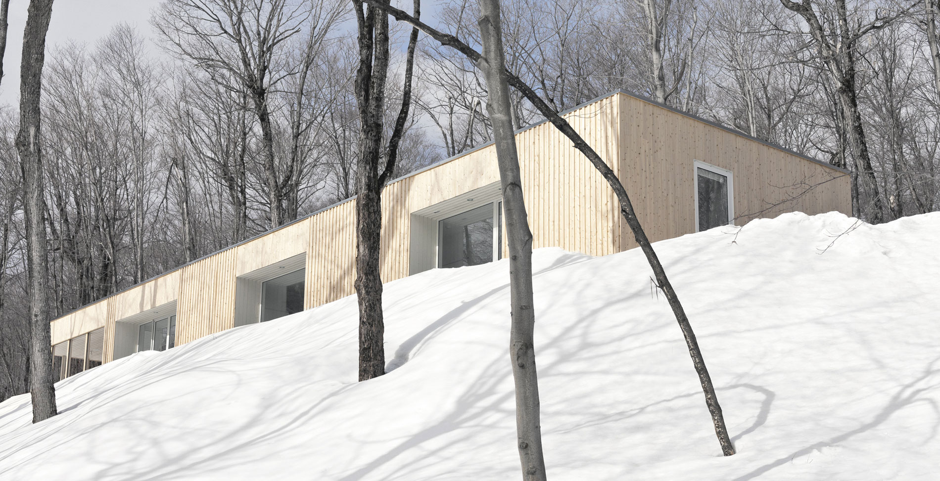 Дом из белого кедра на склоне холма от la SHED, Morin-Height