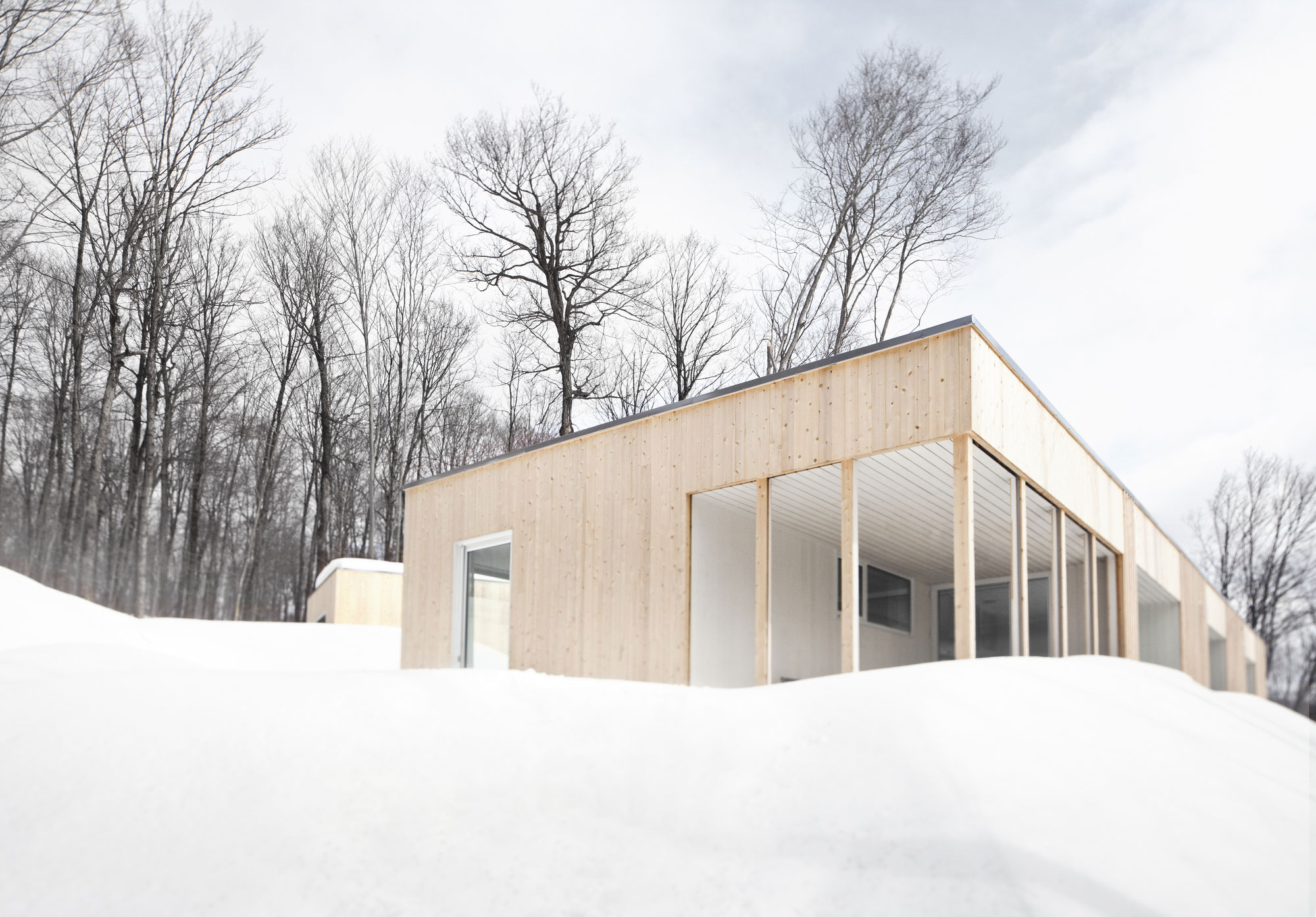 Дом из белого кедра на склоне холма от la SHED, Morin-Height