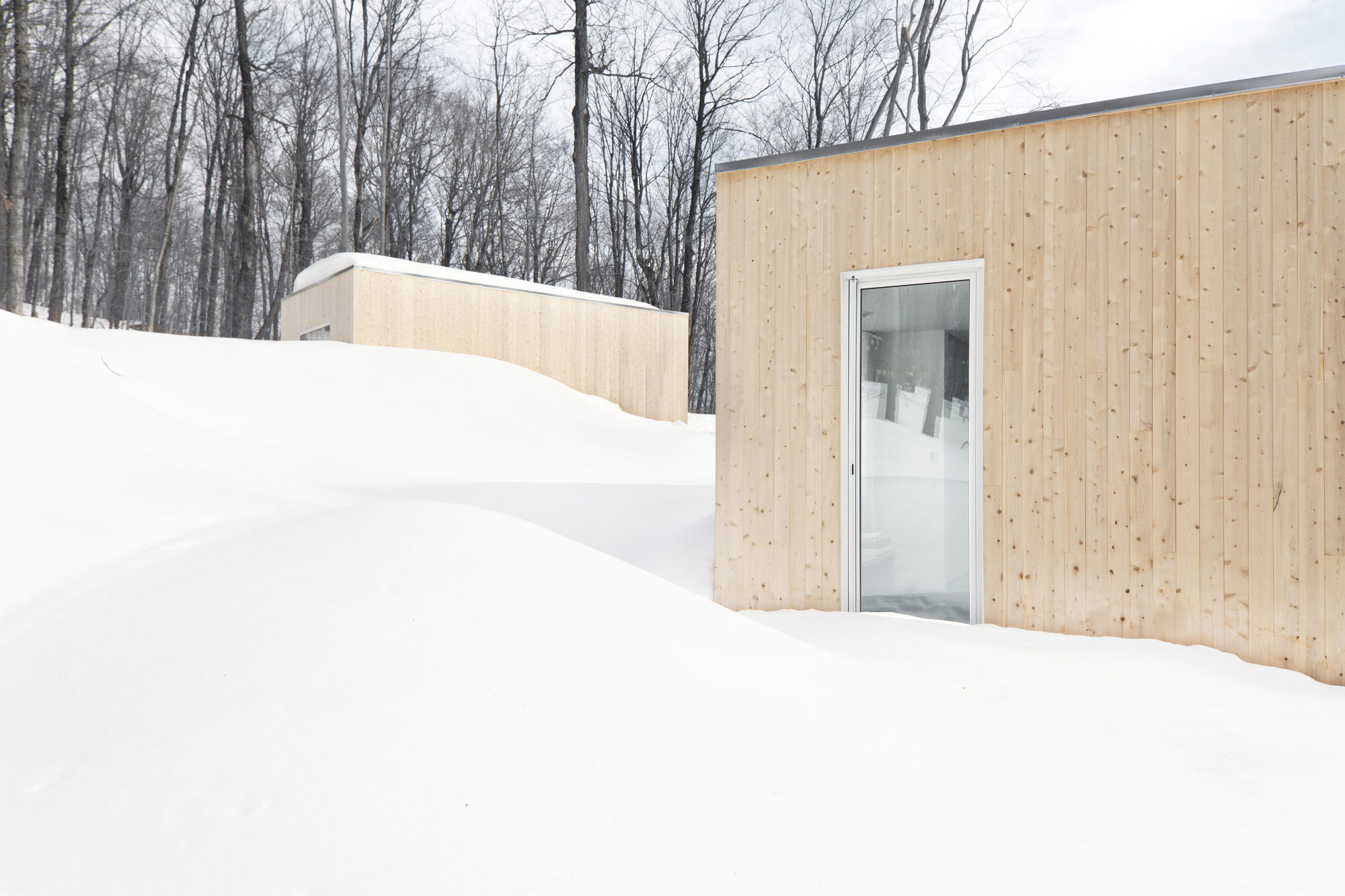Дом из белого кедра на склоне холма от la SHED, Morin-Height