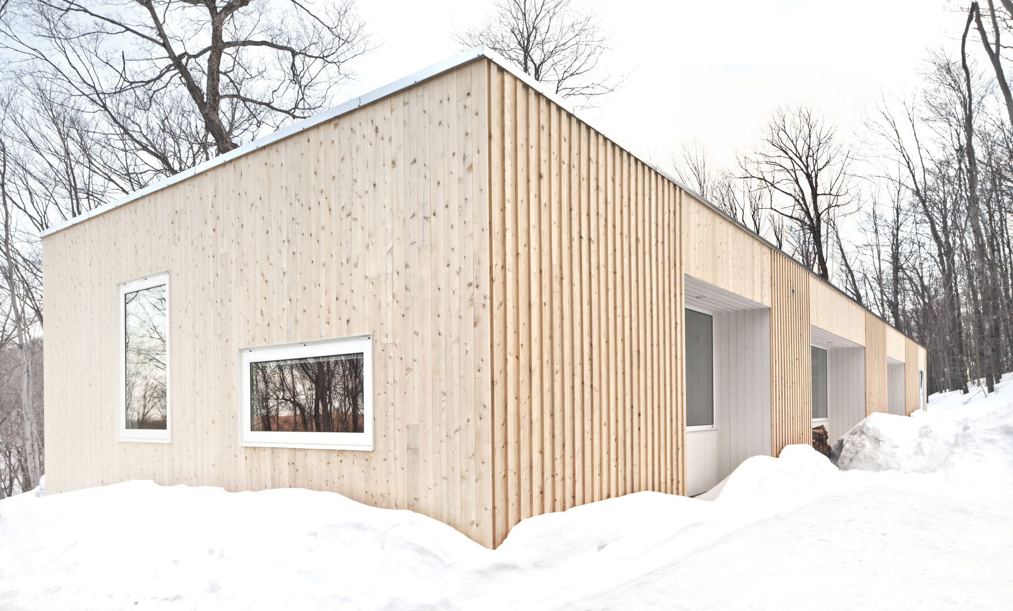Дом из белого кедра на склоне холма от la SHED, Morin-Height