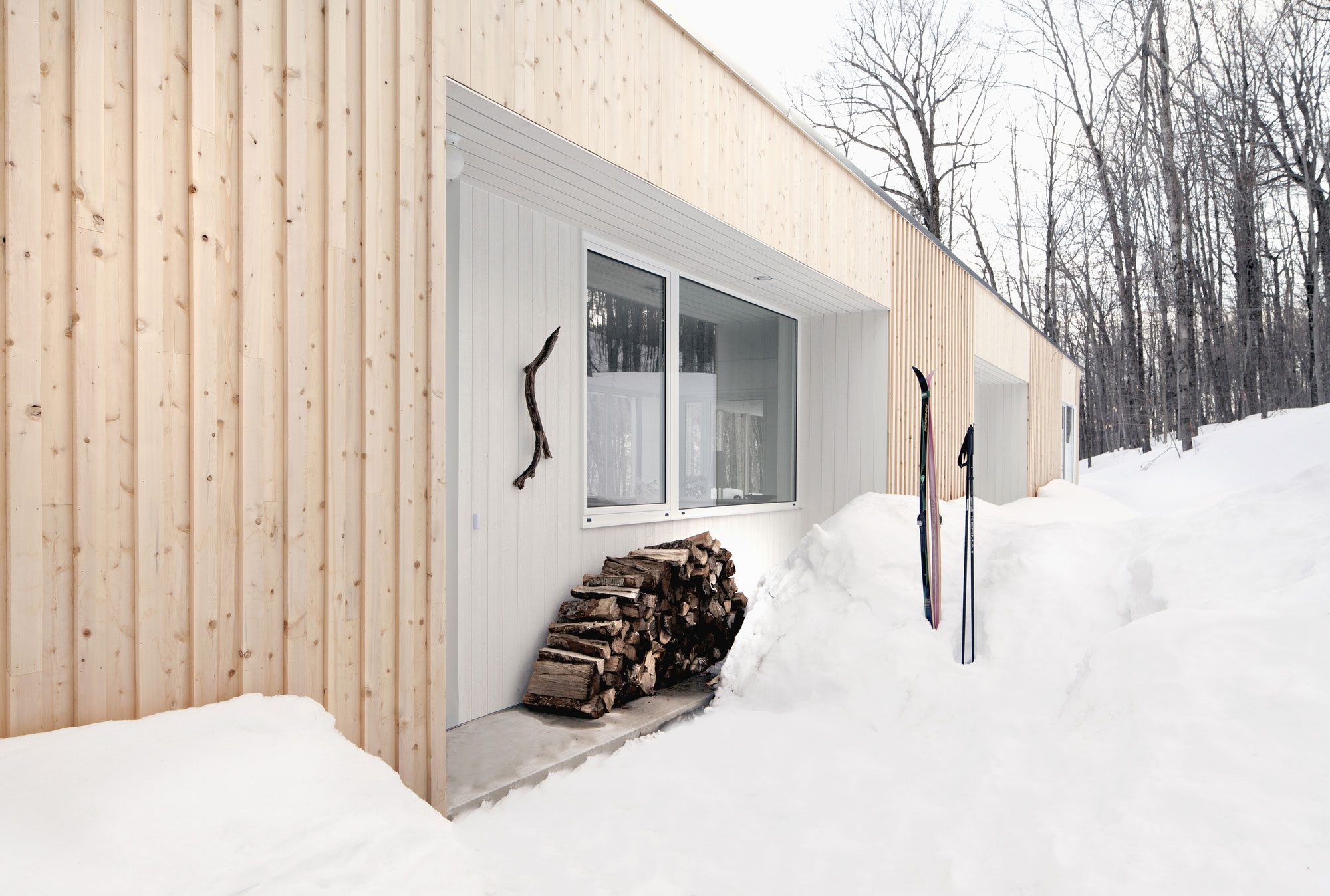 Дом из белого кедра на склоне холма от la SHED, Morin-Height
