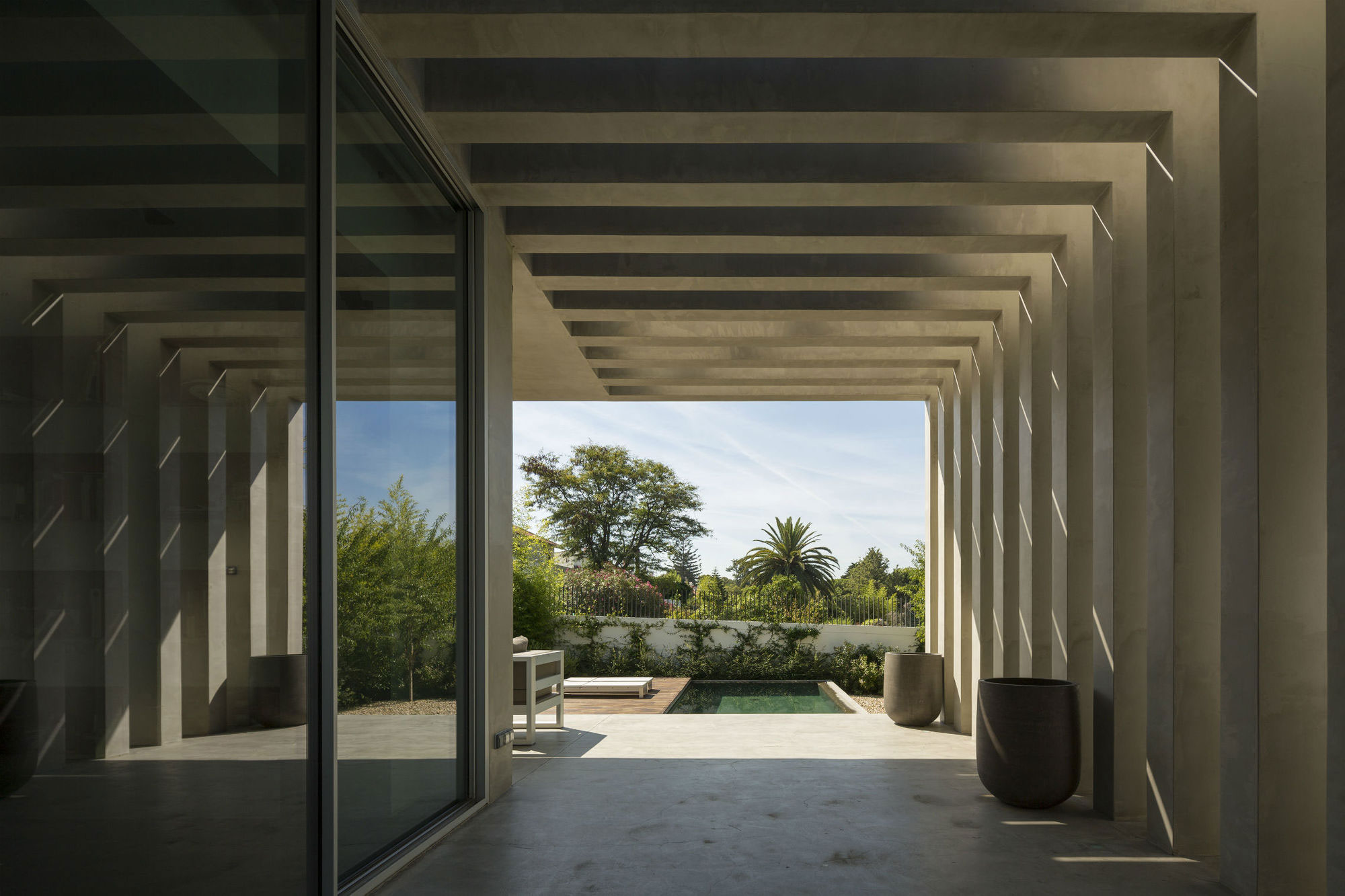 L-образная резиденция с большим садом и бассейом в Португалии