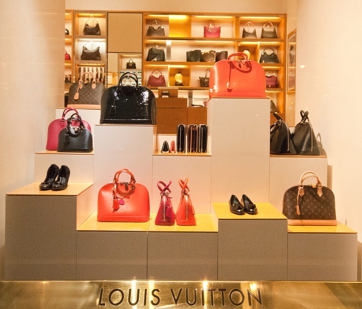louis-vuitton-windows-06