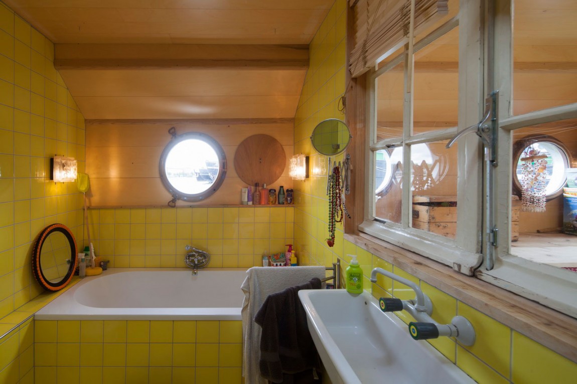 Трансформация плавучей баржи жилище boathouse от архитекторов BBVH Rotterdam, Амстердам, Нидерланды