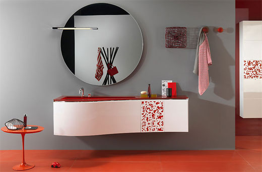 mirror-and-decoration-in-colorful-bathroom