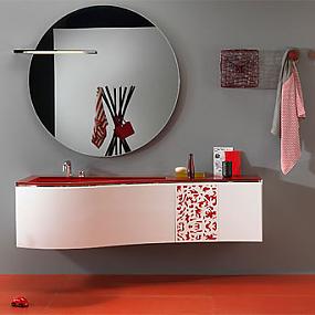 mirror-and-decoration-in-colorful-bathroom