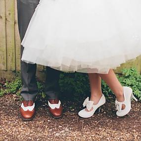 vintage-wedding-shoes-of-bride-and-groom-01