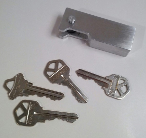key-holder-and-bottle-opener-in-one-01