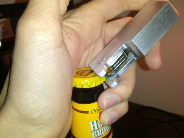 key-holder-and-bottle-opener-in-one-02
