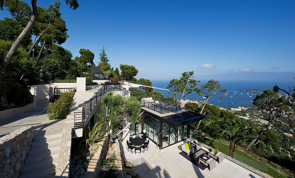 a-luxurious-bayview-villa-on-the-french-riviera-01