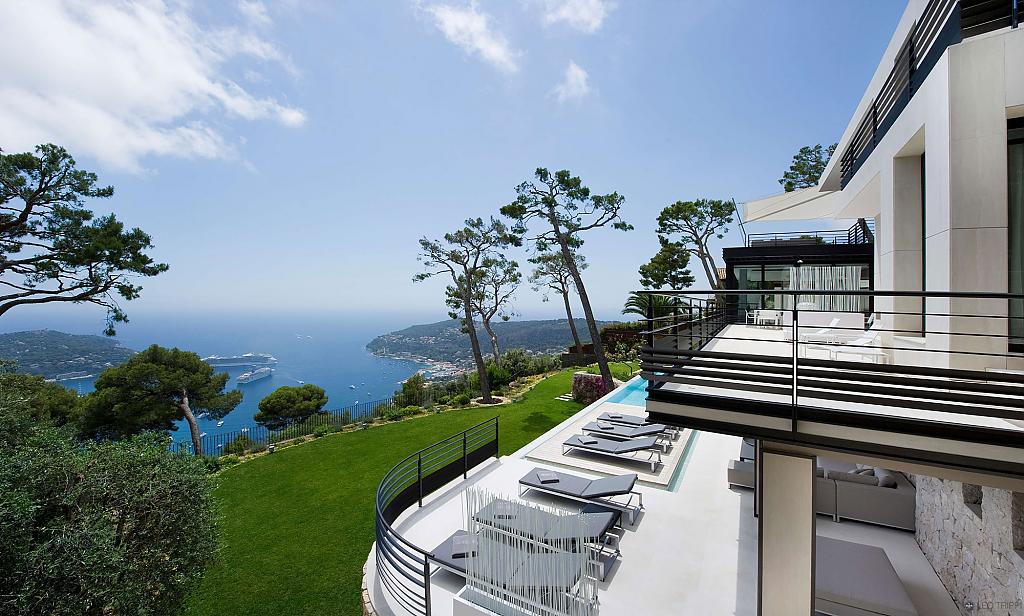a-luxurious-bayview-villa-on-the-french-riviera-02