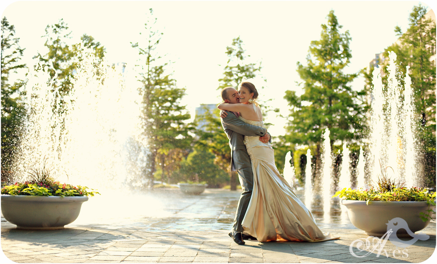 bride-and-groom-on-fountain-04