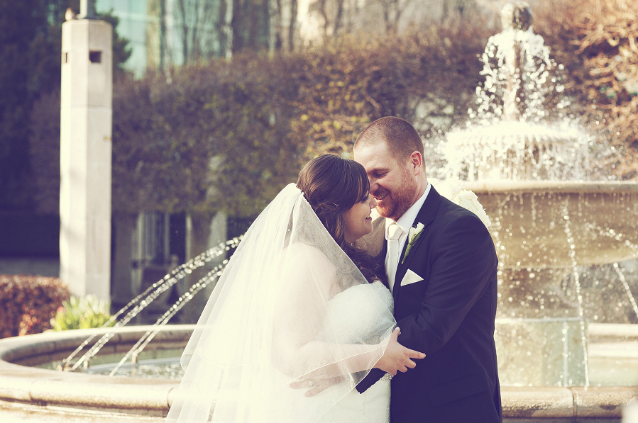 bride-and-groom-on-fountain-07