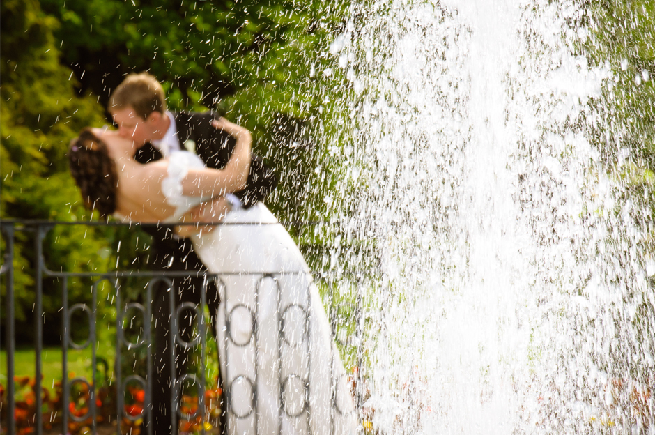 bride-and-groom-on-fountain-10
