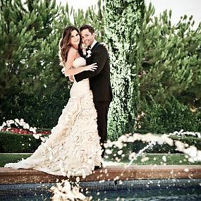 bride-and-groom-on-fountain-12